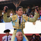 Adame. a hombros.-