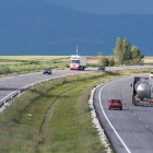 Imagen de camiones circulando por la autopista AP-1.-ISRAEL L. MURILLO