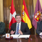 César Rico, acompañado por el vicepresidente, José María Martinez (I), y el presidente de Sodebur, Ángel Guerra (D).-ICAL