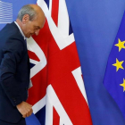 Un funcionario coloca las banderas de la UE y el Reino Unido al inicio de las negociaciones del brexit, el 19 de junio, en Bruselas.-REUTERS / FRANÇOIS LENOIR