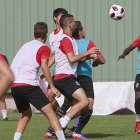 Yaw, derecha, durante un ejercicio del entrenamiento celebrado ayer.-RAÚL OCHOA