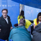 Agustí Benedito, recogiendo firmas contra la junta de Bartomeu.-JORDI COTRINA