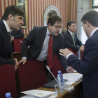 Gómez habla con Lacalle y al fondo Rico, en un pleno municipal.-SANTI OTERO