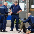 La policía atiende a uno de los heridos en Turku.-AFP / KIRSI KANERVA