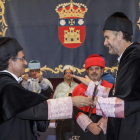 El rector saliente, Alfonso Murillo, entrega el bastón de mando a Manuel Pérez Mateos.-SANTI OTERO