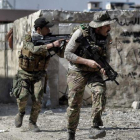 Soldados iraquís patrullan áreas reconquistadas a yihadistas del Estado Islámico, en el oeste de Mosul, mientras prosiguen su avance por la ciudad, el 9 de marzo.-AFP / ARIS MESSINIS