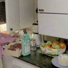 Una chica limpia una caja de fresas en su casa.-ISRAEL L. MURILLO