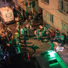 Al menos 30 muertos en un atentado en el sureste de Turquía AFP / AHMED DEEB Ambulancias en el lugar del atentado en la ciudad turca de Gaziantep durante la celebración de una boda.-AFP