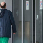 Dos profesionales sanitarios acceden al hospital de Burgos. RAÚL OCHOA
