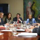 La vicepresidenta de la Junta, Rosa Valdeón (3D), preside la reunión monográfica de la Comisión de Coordinación Territorial sobre el Plan de Vialidad Invernal. Junto a ella, Juan Carlos Suárez-Quiñones (C), consejero de Fomento y Medio Ambiente-Ical