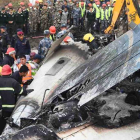 Al menos 49 personas han muerto y 22 resultaron heridas al estrellarse hoy una avión de la línea bangladeshí US-Bangla.-/ EFE VÍDEO