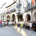 La corporación municipal y vecinos durante la concentración ayer en repulsa por el asesinato de Benita.-ICAL