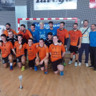 La plantilla del UBU San Pablo posa con el trofeo de campeón.-TWITTER / @BALONMANOBURGOS