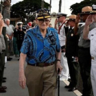 Bill Hughes, superviviente de Pearl Harbor que estaba a bordo del 'USS Utah' cuando fue atacado en 1941, llega a la ceremonia de homenaje a los marinos en el memorial de Ford Island, en Pearl Harbor (Hawái), este martes.-REUTERS / HUGH GENTRY