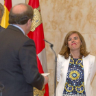 Herrera, tras jurar el cargo, alude en su discurso al Gobierno. Enfrente, Saenz de Santamaría con sosnrisa forzada. A la izquierda, Posada.-Pablo Requejo