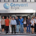 Miembros del Gremio de Autores Plásticos en una de las visitas a las empresas para la realización del proyecto expositivo.-ECB