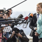 Angela Merkel atiende a los periodistas a su llegada a  la cumbre.-EFE / FILIP SINGER