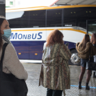 Imagen de viajeros subiendo a un autobús Monbus.
