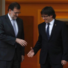 El presidente del Gobierno en funciones, Mariano Rajoy, y el de la Generalitat, Carles Puigdemont, en su cita de abril del 2016 en la Moncloa.-DAVID CASTRO