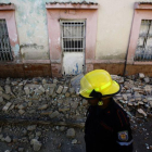 Un bombero venezolano.-AFP
