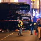 Los servicios de emergencia, junto al camión que causó la tragedia en el mercado navideño de Berlín.-REUTERS / FABRIZIO BENSCH