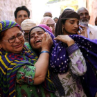 Familiares del hombre linchado hasta la muerte.-STRDEL / AFP