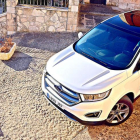 Poderoso con una parilla central que le confiere más fuerza el Ford Edge desafía la escalinata de la bella iglesia de Santa María del Campo.-HÉCTOR FUSTEL