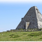 La pirámide se eleva en lo
alto del puerto del Escudo.
Foto cedida por la Asociación de Amigos del
Misterio de Cantabria.