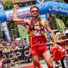 Luis Alberto Hernando festeja la consecución de su título de Campeón del Mundo de Ultratrail-I-RunFar