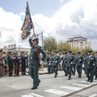 Imagen de un desfile de la Guardia Civil en la avenida Cantabria con motivo del Día del Pilar.-SANTI OTERO