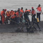 Los equipos de rescate sacan del agua a un superviviente del naufragio en el río Yangtsé.-Foto: AP / CHENG MIN