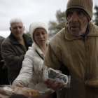 Ciudadanos griegos hacen cola para recibir alimentos con motivo de la celebración del 'Lunes Limpio', este lunes en Atenas.-Foto:   EFE / YANNIS KOLESIDIS