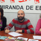 Guillermo Ubieto con la coordinadora de IU, Benilde Hernández (derecha) y la actual portavoz del grupo municipal, Conchi Ortega (izquierda).-E.M.