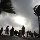 La costa de Florida empieza a notar los efectos de los fuertes vientos del huracán ’Dorian’, este lunes.-MARK WILSON (AFP)