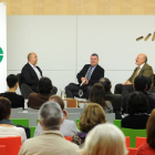 José Antonio Vázquez Taín estuvo flanqueado por Ricardo García Ureta (i.) y Juan José García Gil durante la charla en el MEH.-Israel L. Murillo