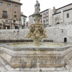Imagen de la fuente de Santa María, frente a la Catedral de Burgos, donde se ha detectado un importante grado de deterioro en las figuras decorativas.-RAÚL G. OCHOA