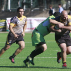 Pisapia intenta avanzar ante la mirada de Camarero (izquierda).-RAÚL OCHOA