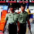Policías paramilitares uigures patrullan en el aeropuerto de Urumqi, la capital de la región de Xinjiang.-Foto: AFP / PETER PARKS