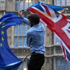 Un hombre con las banderas de la UE y el Reino Unido en una protesta contra el brexit en Londres.-