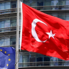 Las banderas de Turquía y de la UE ante un hotel en Estambul-MURAD SEZER / REUTERS