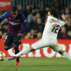 El madridista Marcelo (d) superado por Malcom en un momento del partido ante el Barça.-AFP