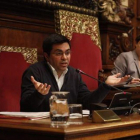 El primer teniente de alcalde, Gerardo Pisarello, y la alcaldesa, Ada Colau, en un pleno municipal.-JULIO CARBÓ