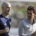 El jugador del Athletic Club Yeray Álvarez entrena junto al readaptador Xabi Clemente en Lezama.-LUIS TEJIDO (EFE)
