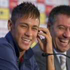 Neymar y Bartomeu, en la presentación del jugador brasileño.-Foto: JOAN MONFORT