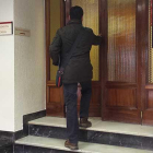 Las escaleras de la entrada no cumplen con la Ley de Accesibilidad.-