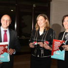 La consejera de Hacienda, Pilar del Olmo, entrega el USB con el Presupuestos de la Comunidad a la presidenta de las Cortes, Josefa García Cirac, junto al director general de Tributos, Armando Baeta-Ical