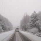 La nieve genera dificultades en el tráfico en el norte de Burgos. ECB