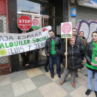 Miembros de la PAH se manifiestan con Luis y Jenifer para solicitar un alquiler social.-RAÚL G. OCHOA