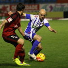 El que fuera capitán rojillo, Pablo Infante, ahora en la Ponferradina, trata de regatear a un defensor del Mirandés en el duelo de ayer en El Toralín-Ana F. Barredo