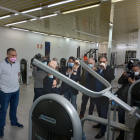 El alcalde, Daniel de la Rosa, prueba una de las maquinas de musculación recién renovadas en El Plantío.